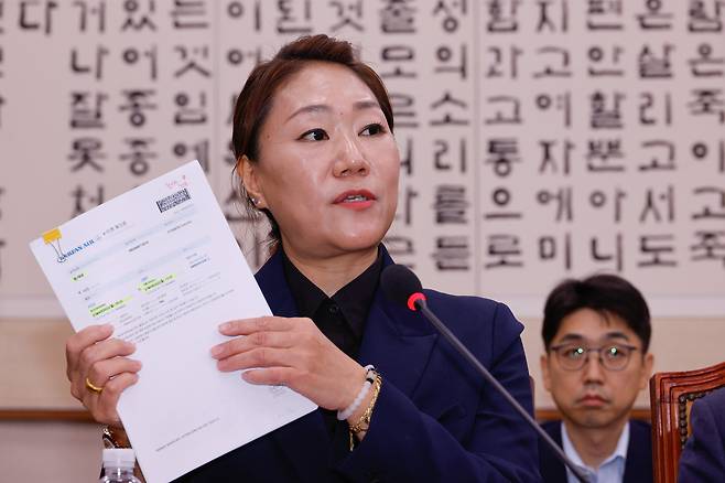 강혜경 씨가 21일 오후 서울 여의도 국회 법제사법위원회에서 열린 대검찰청 국정감사에 출석해 명태균 씨가 김건희 여사를 만나러 갔다는 증거로 자신이 끊어준 항공권을 들어보이고 있다. /뉴스1