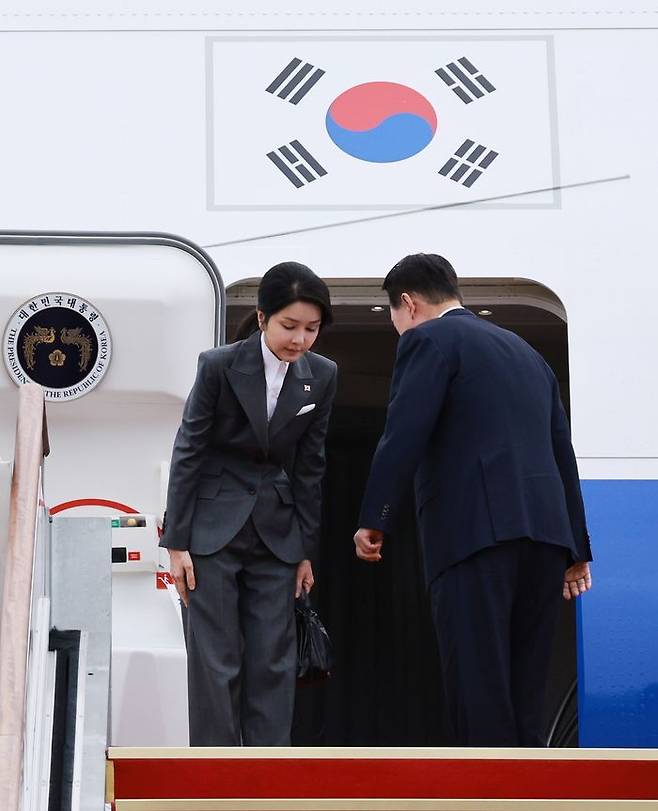 김건희 여사가 지난 6일 성남 서울공항에서 윤석열 대통령의 필리핀, 싱가포르 국빈 방문 및 라오스 아세안 정상회의에 동행하며 전용기인 공군 1호기에 올라 인사하고 있다.ⓒ 대통령실