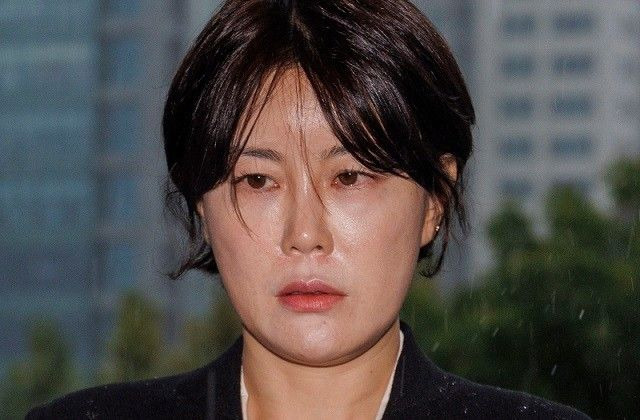 음주운전 사고를 일으킨 문재인 전 대통령의 딸 다혜 씨가 18일 오후 경찰 조사를 받기 위해 변호인과 서울 용산구 용산경찰서로 출석해 취재진의 질문에 답하고 있다.ⓒ연합뉴스