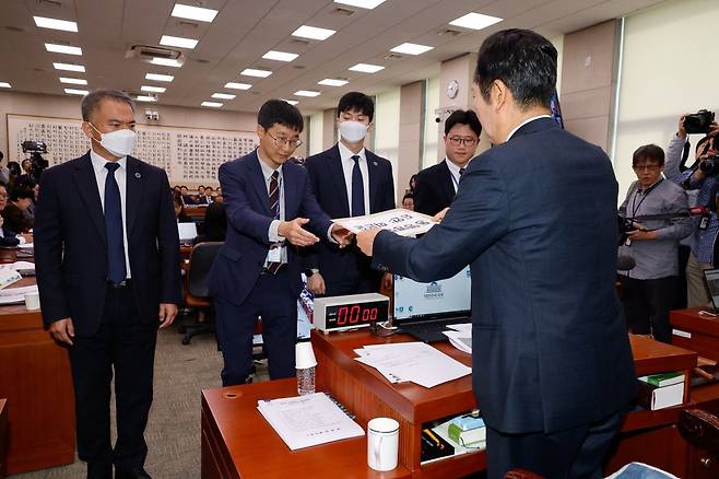 정청래 국회 법제사법위원회 위원장이 21일 오전 서울 여의도 국회에서 대검찰청 국정감사 도중 전체회의에서 김건희 여사, 모친 최은순 씨 동행명령장을 발부하고 있다. 2024.10.21/뉴스1