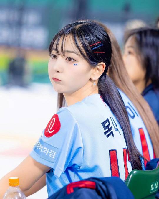 프로야구의 인기와 함께 SNS를 타고 치어리더들의 응원 영상이 '밈'이 되면서 글로벌로 전파되어 그들은 자의 반 타의 반으로 새로운 K-컬처, K-컨텐츠 크리에이터의 역할을 맡게 되었다. [목나경 치어리더 공식 인스타그램 썸네일 갈무리]
