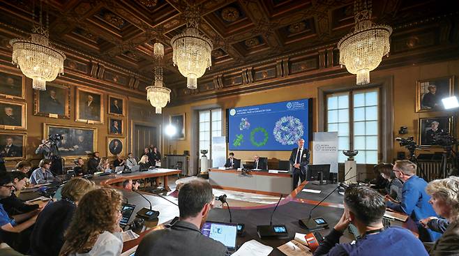 10월 9일 스웨덴 스톡홀름에서 스웨덴 왕립과학원 노벨위원회가 2024년 노벨 화학상 수상자를 발표하고 이들의 연구를 설명하고 있다. /AFP연합