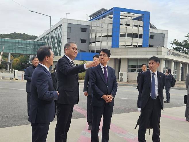 21일 서울시 강서공영차고지 수소충전소에서 박상욱 대통령실 과학기술수석(왼쪽 두번째)를 비롯한 관계자들이 수소버스 전환사업에 대한 이야기를 나누고있다. 사진=박지영 기자