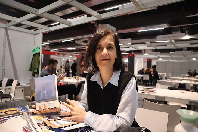 지난 18일(현지시각) 독일 ‘프랑크푸르트 국제도서전’에서 한겨레와 만난 로랑스 랄뤼요 영국 알시더블유(RCW) 에이전시 국제 부문 책임자.