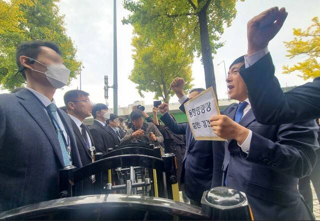 이성윤·이건태·장경태 의원 등 국회 법제사법위원회 소속 더불어민주당 의원들이 21일 서울 용산구 대통령 관저 인근에서 김건희 여사에 대한 국회 법제사법위원회의 동행명령장을 전달하기 위해 이동하던 중 경찰에 가로막혀 있다. 연합뉴스