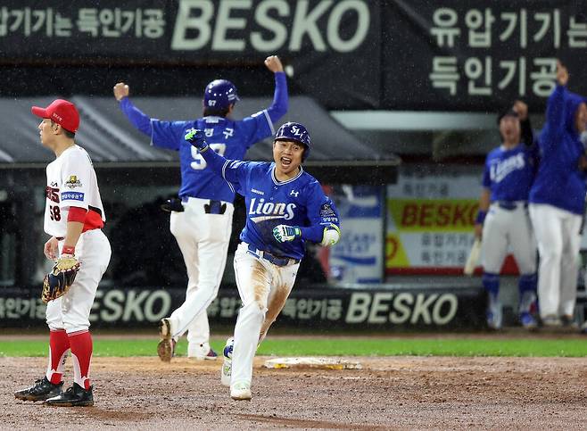 삼성 라이온즈 김헌곤이 21일 광주 기아챔피언스필드에서 열린 2024 신한 SOL뱅크 KBO 포스트시즌 한국시리즈 1차전 기아(KIA) 타이거즈의 경기에서 6회초 선두타자로 나와 솔로 홈런을 친 뒤 그라운드를 달리고 있다. 연합뉴스