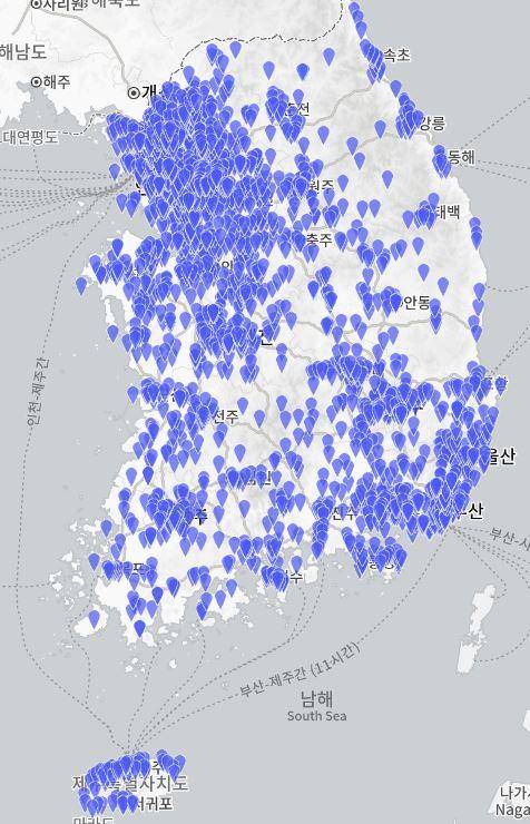 한국일보는 네이버에 점술업(신점·사주·타로)으로 등록된 1만5,853개 주소 데이터를 추출해, 지리정보 분석업체 ‘비즈 GIS’가 제공하는 ‘X-ray Map’ 분석 프로그램을 이용해 점집 주소를 지도상에 찍어 분석했다. 점집 주소 데이터를 지도에 뿌려본 모습.