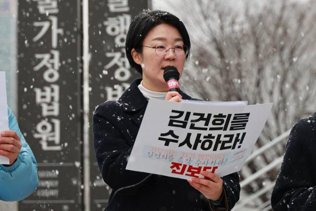 윤희숙 진보당 상임대표가 1월 17일 서울 서초구 서울행정법원 앞에서 열린 '현수막 강제철거 취소 소송' 기자회견에서 발언하고 있다. 진보당 제공