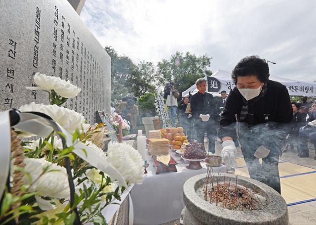 21일 서울 성수대교 북단 위령탑 앞에서 열린 성수대교 붕괴 사고 30주기 합동위령제에서 유가족이 헌화 및 분향을 하고 있다. 정다빈 기자