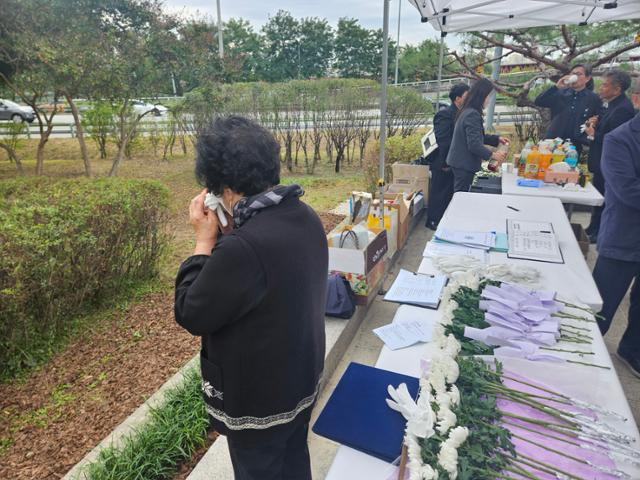 21일 오전 성수대교 붕괴 사고 30주기 합동위령제에서 유가족이 눈물을 훔치고 있다. 오세운 기자