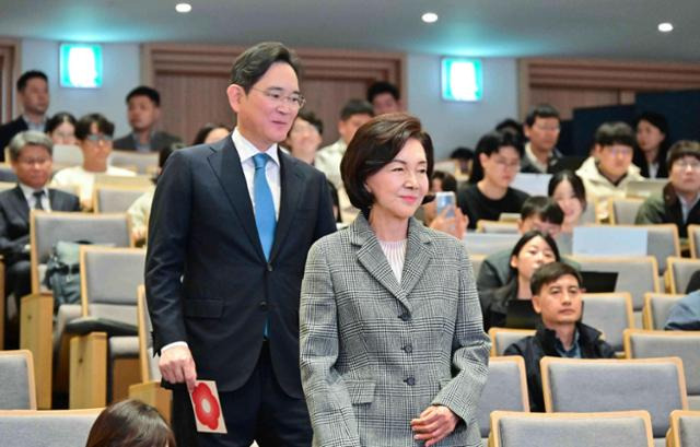 이재용 삼성전자 회장(뒤)과 홍라희 전 삼성미술관 리움 관장(앞)이 21일 서울 종로구 서울대어린이병원 CJ홀에서 열린 '이건희 소아암·희귀질환 극복사업, 함께 희망을 열다, 미래를 열다' 행사장에 입장하고 있다. 서울대병원 제공