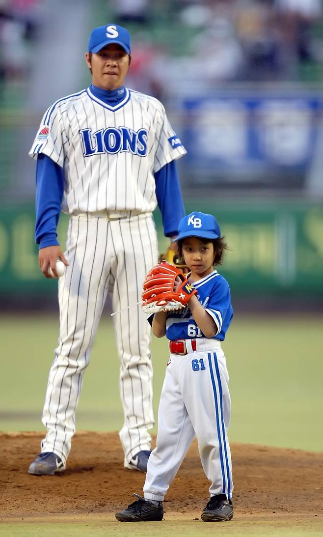 2005년 4월 30일 대구 시민구장에서 열린 경기에 시구자로 나선 여섯살 원태인. IS포토