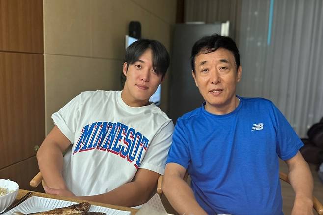 원태인(왼쪽)과 아버지 원민구(오른쪽). 원민구 제공