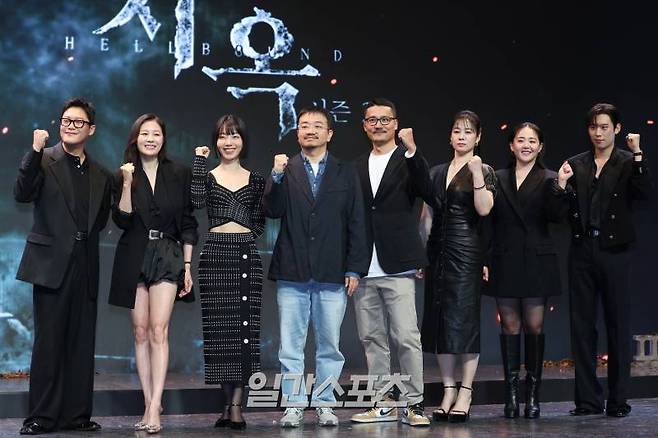 배우 임성재, 문소리, 연상호 감독, 최규석 작가, 김신록, 김현주, 문근영, 김성철이 21일 오전 서울 종로구 JW메리어트동대문스퀘어서울에서 열린 넷플릭스 오리지널 '지옥' 시즌2 제작발표회에서 포즈를 취하고 있다. '지옥2'는 는 계속되는 지옥행 고지로 더욱 혼란스러워진 세상, 갑작스레 부활한 새진리회 정진수 의장과 박정자를 둘러싸고 소도의 민혜진 변호사와 새진리회, 화살촉 세력이 새롭게 얽히면서 벌어지는 이야기. 25일 공개. 서병수 기자 qudtn@edaily.co.kr /2024.10.21/