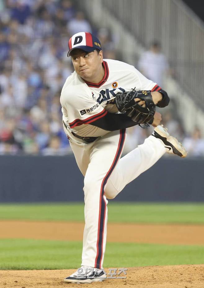 7월 13일 오후 서울 잠실야구장에서 열린 프로야구 삼성과 두산 경기. 두산 투수 이영하가 4회 선발 시라카와에 이어 등판 역투하고있다. 잠실=정시종 기자 capa@edaily.co.kr