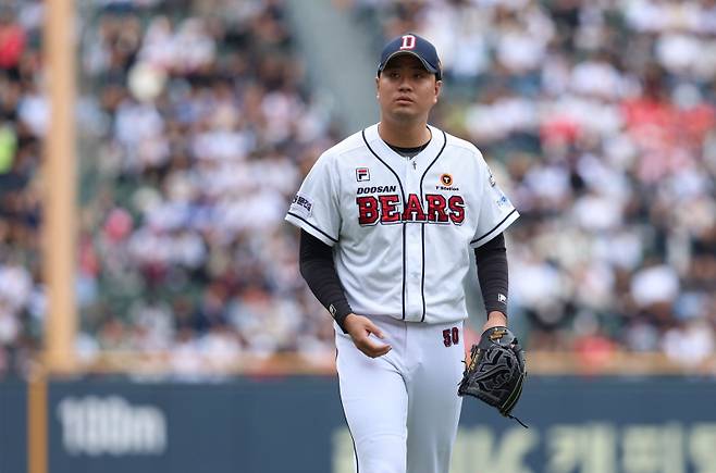 두산 베어스 이영하는 올 시즌 3점대 평균자책점이 나오게 도운 이로 박정배 코치를 꼽았다. 사진=두산 베어스 제공