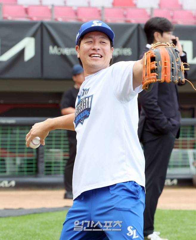 삼성 강민호가 21일 오후 기아챔피언스필드에서 열리는 KBO 한국시리즈 개막전 KIA와의 경기를 앞두고 훈련하고 있다. 광주=정시종 기자 capa@edaily.co.kr /2024.10.21.