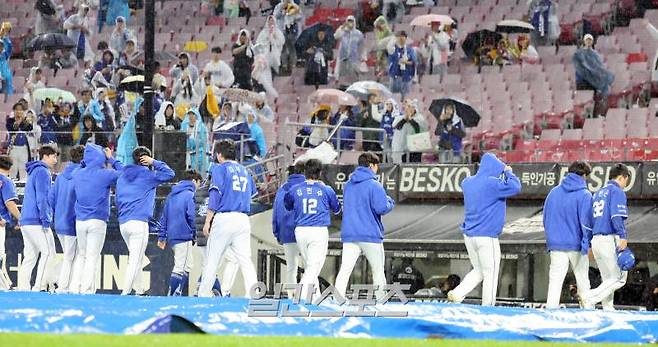 2024 신한 쏠뱅크 KBO 한국시리즈 1차전 삼성과 KIA의 경기가 21일 오후 광주 기아챔피언스필드에서 열렸다. 6회 내리는 비로 경기가 서스펜디드 되었다. 남은 경기는 익일 16시 재개 된다 삼성 선수들이 경기장을 빠져 나가고 있다. 광주=정시종 기자 capa@edaily.co.kr /2024.10.21.