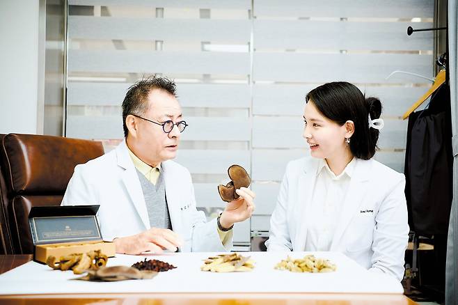 영동한의원 김남선 대표원장(왼쪽)과 홍은빈 원장이 호흡기 질환 치료에 쓰이는 한약재의 효능을 설명하고 있다. 인성욱 객원기자