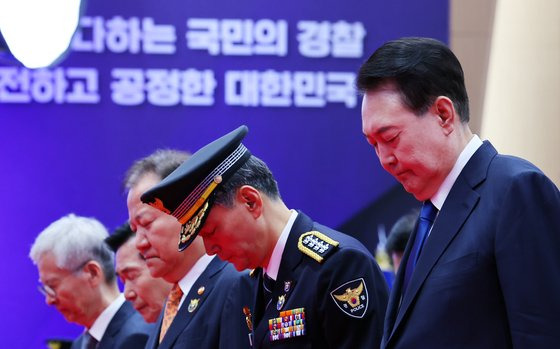 윤석열 대통령이 21일 서울 서대문구 경찰청 참수리홀에서 열린 79주년 경찰의 날 기념식에서 순국 선열과 호국 영령에 대한 묵념을 하고 있다.연합뉴스