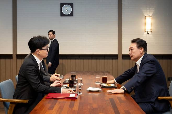 윤석열 대통령이 21일 서울 용산 대통령실에서 한동훈 국민의힘 대표와 면담을 하고 있다.  / 사진=대통령실 제공