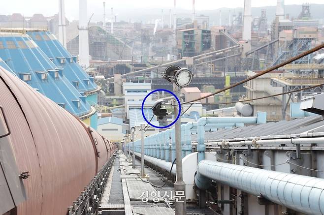 지난 17일 포스코 포항제철소 제선부 원료공장에 설치된 로봇 ‘스마트와이어볼’(파란색 동그라미 안)이 와이어를 따라 이동하면서 석탄 이송설비를 점검하고 있다. 이진주 기자