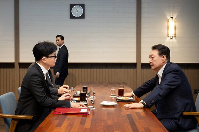 윤석열 대통령과 한동훈 국민의힘 대표가 21일 용산 대통령실 파인그라스에서 면담하고 있다. 대통령실 제공.