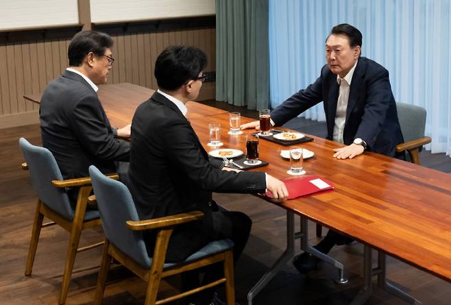 윤 대통령 ‘아이스 아메리카노’ 한동훈 대표는 ‘제로 콜라’ 윤석열 대통령과 한동훈 국민의힘 대표가 21일 서울 용산 대통령실 파인그라스에서 정진석 대통령비서실장이 배석한 가운데 면담하고 있다. 대통령실 제공