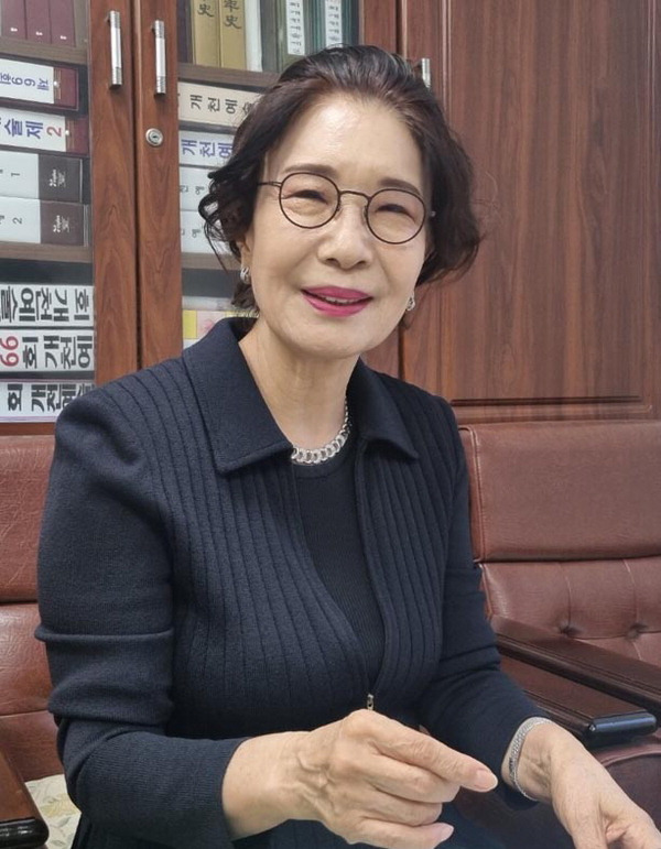 하미혜 개천예술제 제전위원장이 올해 행사에 대해 설명하고 있다.