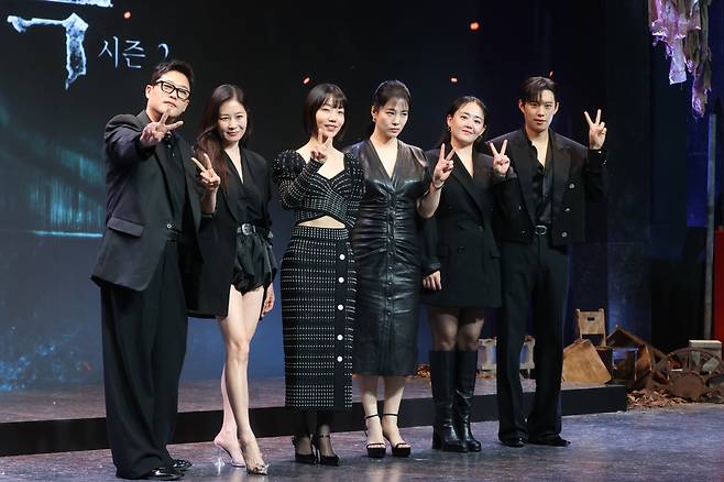 From left: Lim Sung-jae, Moon So-ri, Kim Shin-rock, Kim Hyun-joo, Moon Geun-young and Kim Sung-cheol pose for a photo during a press conference held in Jung-gu, Seoul, Monday. (Yonhap)