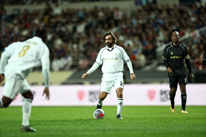 Andrea Pirlo dribbles during the ″Icons Match″ which took place at Seoul World Cup Stadium in western Seoul on Sunday. [YONHAP]
