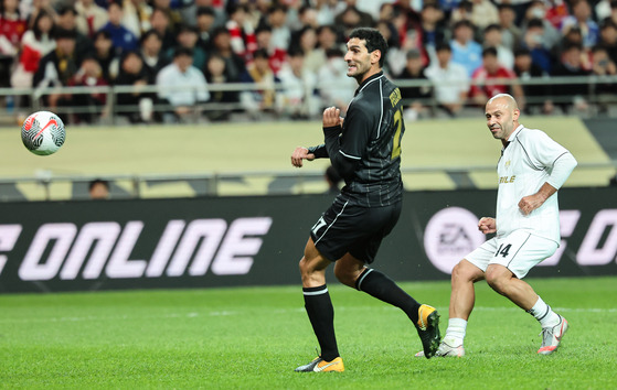 Javier Mascherano attempts a shot around a now uncharacteristically short-haired Marouane Fellaini  [NEWS1]