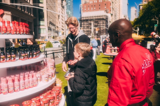 Samyang Roundsquare, the parent company of Buldak Ramen maker Samyang Foods, hosted a "Sauce Exchange" event in front of the Flatiron Building in New York from Oct. 17 through the weekend. [SAMYANG ROUNDSQUARE]