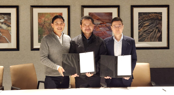 Jeong Sae-ju and Lee Ki-ha, Co-CEOs of UKF, and Chang Seung-joon, Vice Chairman of Maekyung Media Group, signed an MOU in New York on the 18th. (Lee Deok-joo)