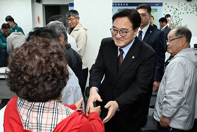 우원식 국회의장이 21일 경기도 파주시 대성동 통일촌 민방위대피소에서 열린 대남 확성기 소음·대북 전단 살포 피해 관련 접견지역 주민간담회에서 주민들과 인사하고 있다. [사진출처=국회사진기자단]