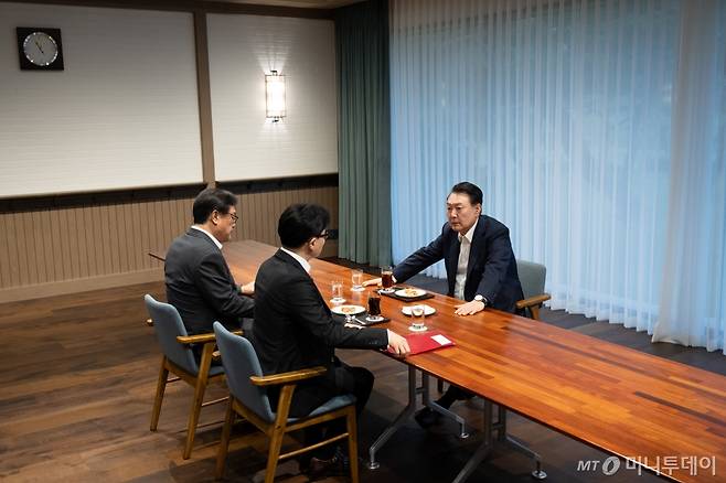 윤석열 대통령이 21일 서울 용산 대통령실 파인그라스에서 한동훈 국민의힘 대표와 면담을 하고 있다. (대통령실 제공) 2024.10.21/뉴스1  Copyright (C) 뉴스1. All rights reserved. 무단 전재 및 재배포,  AI학습 이용 금지.