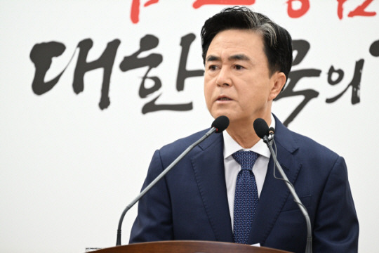 김태흠 충남도지사가 지난 14일 충남도청에서 기자회견을 열고 영호남 시도지사들이 제2중앙경찰학교 남원 설립 지지 의사를 밝힌 것에 유감을 표하고 있다. 연합뉴스