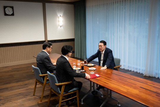 윤석열 대통령이 21일 서울 용산 대통령실 앞 파인그라스에서 한동훈 국민의힘 대표를 만나 대화하고 있다. 대통령실 제공