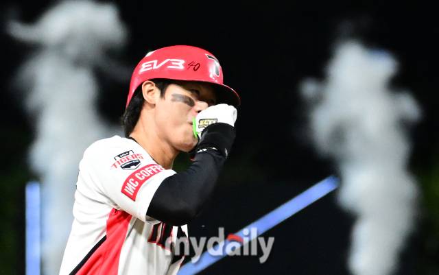 2024년 9월 24일 광주기아챔피언스필드에서 '2024 신한 SOL Bank KBO리그, 삼성 라이온즈와 KIA 타이거즈의 경기가 열렸다. KIA 박찬호가 4회말 2사 2루서 2점 홈런을 친 뒤 젖병 세리머니를 하고 있다/마이데일리