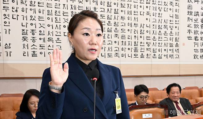 김건희 여사의 ‘공천개입 의혹’을 제기한 강혜경 씨가 21일 오후 서울 여의도 국회에서 열린 법제사법위원회의 대검찰청 대상 국정감사에서 증인 선서를 하고 있다. 이상섭 기자