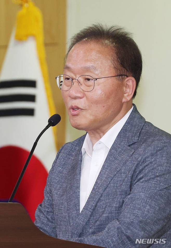 [서울=뉴시스] 조성봉 기자= 윤재옥 국민의힘 의원이 10일 오후 서울 여의도 국회 의원회관 소회의실에서 열린 우주항공산업발전포럼 창립총회 및 스페이스 복합도시 건설 방안마련 정책토론회에서 축사를 하고 있다. 2024.07.10. suncho21@newsis.com