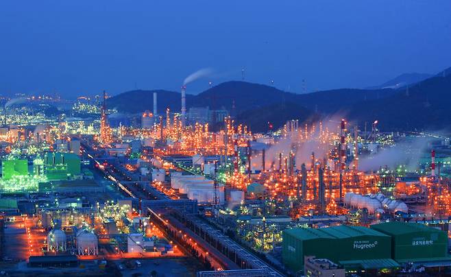[여수=뉴시스] 여수국가산단이 밤낮할 것없이 24시간 가동되며 석유화학산업의 쌀인 '에틸렌'을 생산하고 있다. (뉴시스DB) photo@newsis.com  *재판매 및 DB 금지
