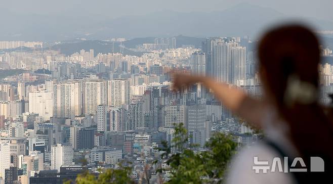 [서울=뉴시스] 김진아 기자 = 사진은 10일 서울 남산에서 바라본 서울 시내 아파트 단지. 2024.10.10. bluesoda@newsis.com