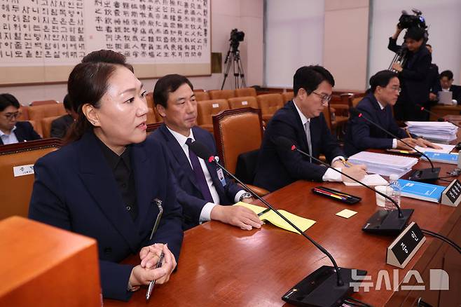 [서울=뉴시스] 권창회 기자 = 김건희 여사 공천 개입 의혹을 제기한 강혜경 씨가 21일 오후 서울 여의도 국회에서 열린 법제사법위원회의 대검찰청 국정감사에서 의원질의에 답하고 있다. 2024.10.21. kch0523@newsis.com