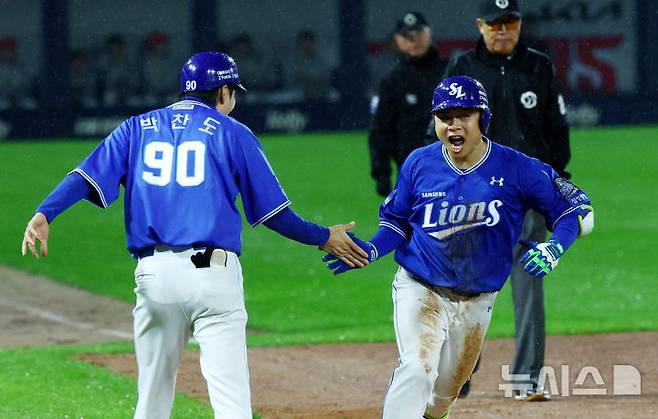 [광주=뉴시스] 전신 기자 = 21일 광주 북구 광주-기아챔피언스필드에서 열린 2024 KBO 포스트시즌 한국시리즈 1차전 삼성 라이온즈와 KIA 타이거즈의 경기에서 6회초 무사 삼성 김헌곤이 솔로 홈런을 친 후 박찬도 코치와 하이파이브를 하고 있다. photo1006@newsis.com