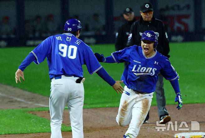 [광주=뉴시스] 전신 기자 = 21일 광주 북구 광주-기아챔피언스필드에서 열린 2024 KBO 포스트시즌 한국시리즈 1차전 삼성 라이온즈와 KIA 타이거즈의 경기에서 6회초 무사 삼성 김헌곤이 솔로 홈런을 친 후 박찬도 코치와 하이파이브를 하고 있다. photo1006@newsis.com