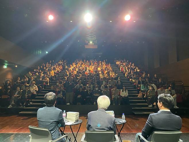 지난 10월 16일 서울 SAC아트홀에서 열린 <압수수색> 북토크. 250여 명의 시민이 참석했다.