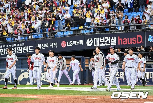 [OSEN=잠실, 이대선 기자] 프로야구&nbsp;삼성 라이온즈가&nbsp;LG 트윈스를 꺾고 한국시리즈에 진출했다.프로야구 삼성은 19일 서울 잠실구장에서 열린 2024&nbsp;KBO리그 포스트시즌 플레이오프(5전 3선승제) 4차전 LG와 경기에서 1-0으로 승리했다.&nbsp;1~2차전을 승리한&nbsp;삼성은 시리즈 전적 3승 1패를 기록, 2015년 이후 9년 만에 한국시리즈(7전 4선승제)에 진출했다.&nbsp;경기 종료 후 LG 선수들이 패배에 아쉬운 표정을 짓고 있다. 2024.10.19 / sunday@osen.co.kr