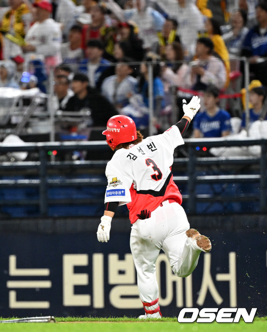 [OSEN=광주, 이대선 기자] 21일 광주 기아챔피언스필드에서 2024 신한 SOL뱅크 KBO 한국시리즈 1차전 KIA 타이거즈와 삼성 라이온즈의 경기가 열렸다.KIA는 네일, 삼성은 원태인을 선발 투수로 내세웠다. 2회말 2사에서 KIA 김선빈이 홈런성 타구에 환호하고 있다. 2024.10.21 / sunday@osen.co.kr