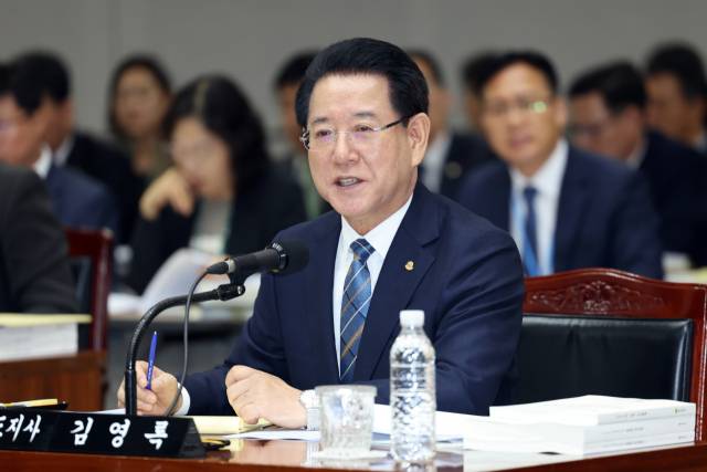 ▲ 전남 무안군 전남도청에서 열린 국회 행정안전위원회의 전남도청 국정감사에서 김영록 전남도지사가 답변하고 있다. 2024.10.21ⓒ연합뉴스